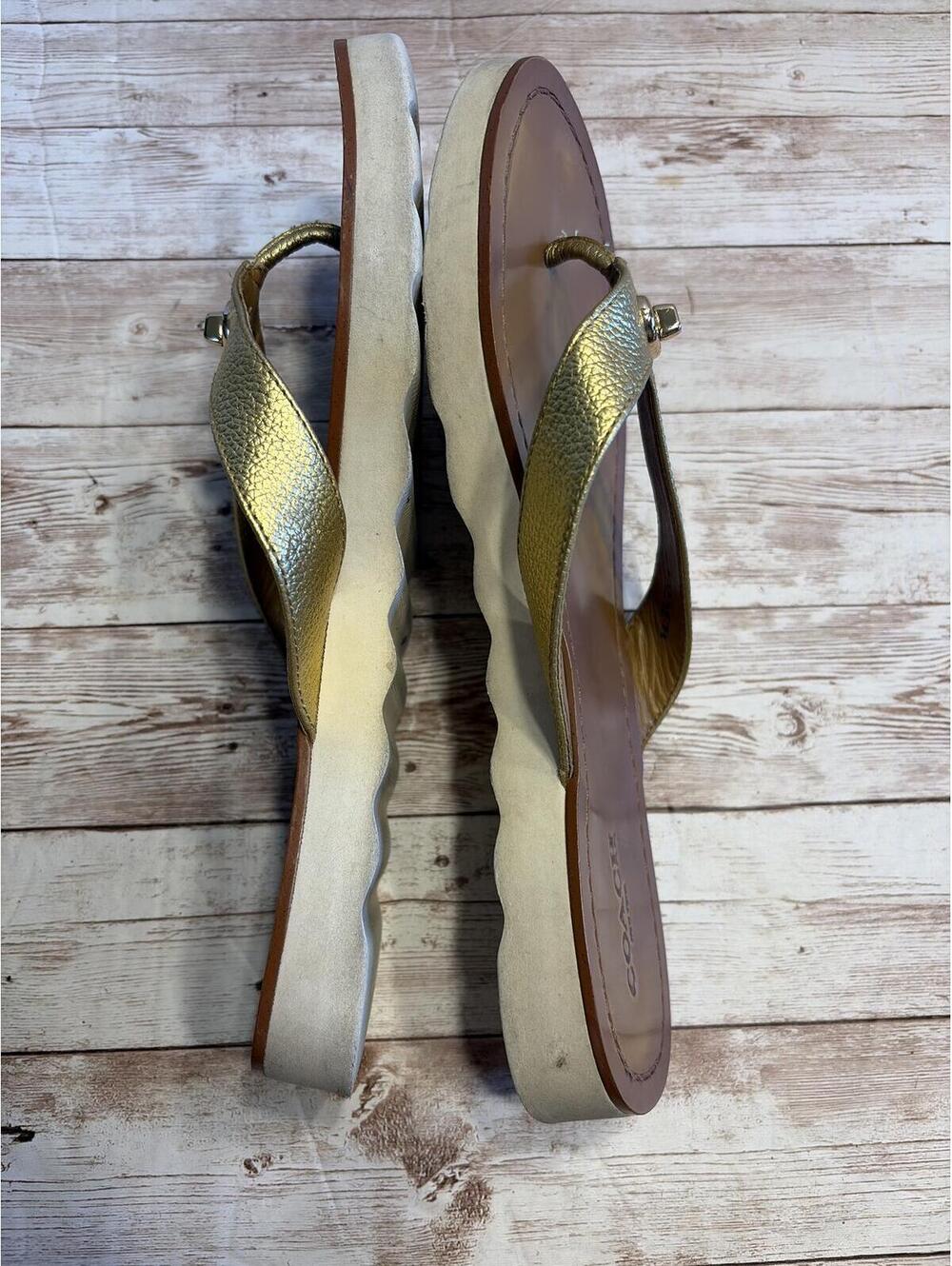 Coach Shelly sandal 38 metallic gold leather with a signature turnlock detail - Picture 4 of 9
